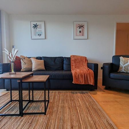 Apartment 100M From Fistral Beach- Underground Parking-Surf Shower & Locker- Sleeps 6 Newquay  Bagian luar foto