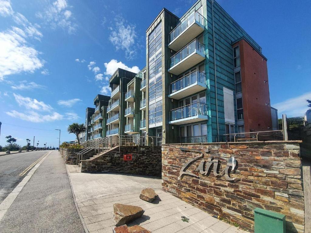 Apartment 100M From Fistral Beach- Underground Parking-Surf Shower & Locker- Sleeps 6 Newquay  Bagian luar foto