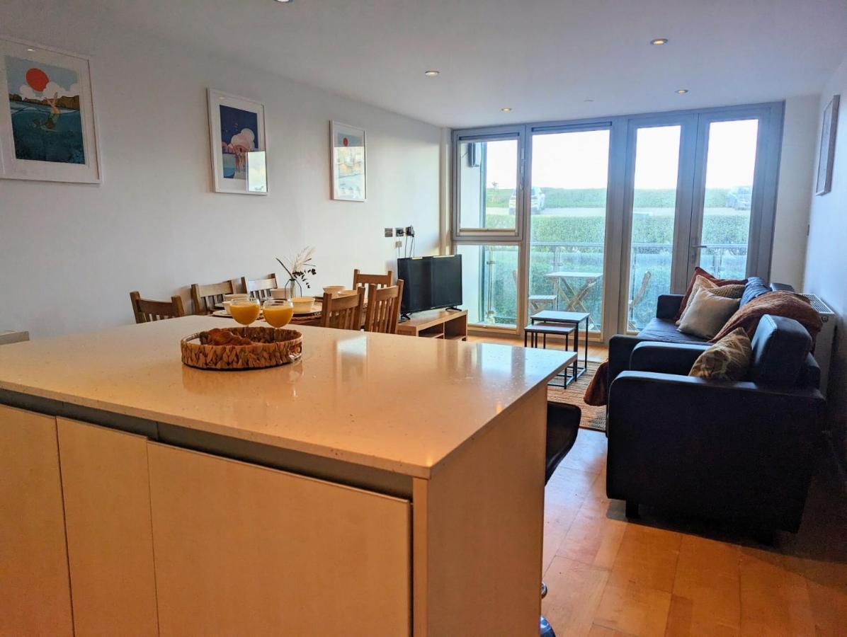 Apartment 100M From Fistral Beach- Underground Parking-Surf Shower & Locker- Sleeps 6 Newquay  Bagian luar foto