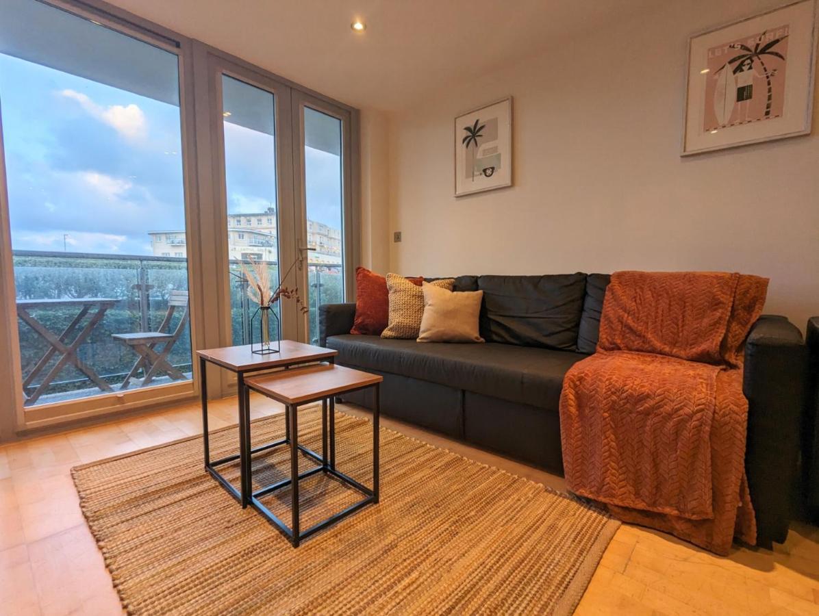 Apartment 100M From Fistral Beach- Underground Parking-Surf Shower & Locker- Sleeps 6 Newquay  Bagian luar foto