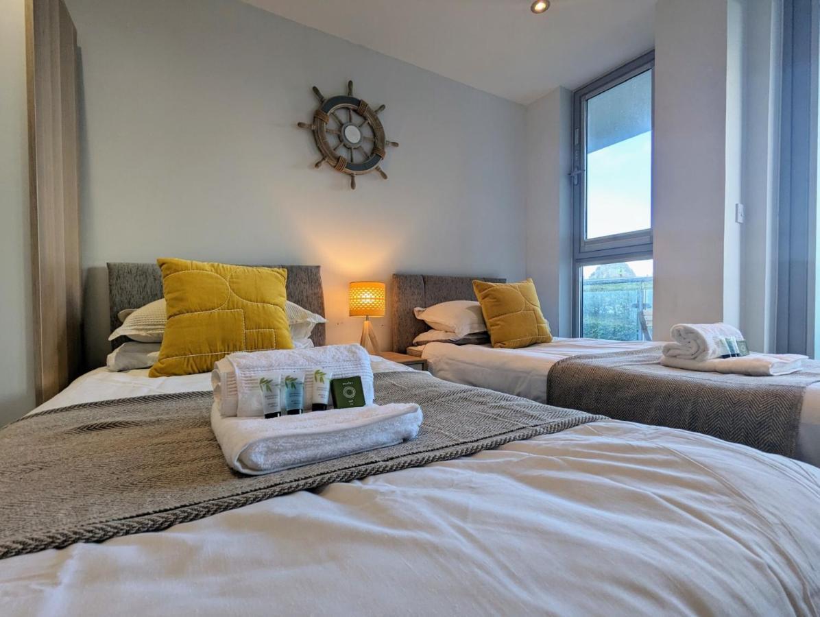 Apartment 100M From Fistral Beach- Underground Parking-Surf Shower & Locker- Sleeps 6 Newquay  Bagian luar foto