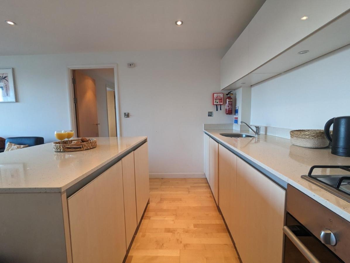 Apartment 100M From Fistral Beach- Underground Parking-Surf Shower & Locker- Sleeps 6 Newquay  Bagian luar foto