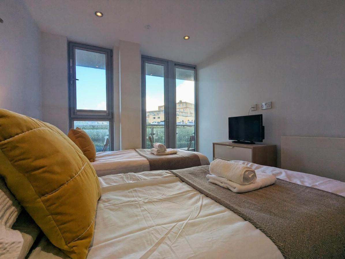 Apartment 100M From Fistral Beach- Underground Parking-Surf Shower & Locker- Sleeps 6 Newquay  Bagian luar foto