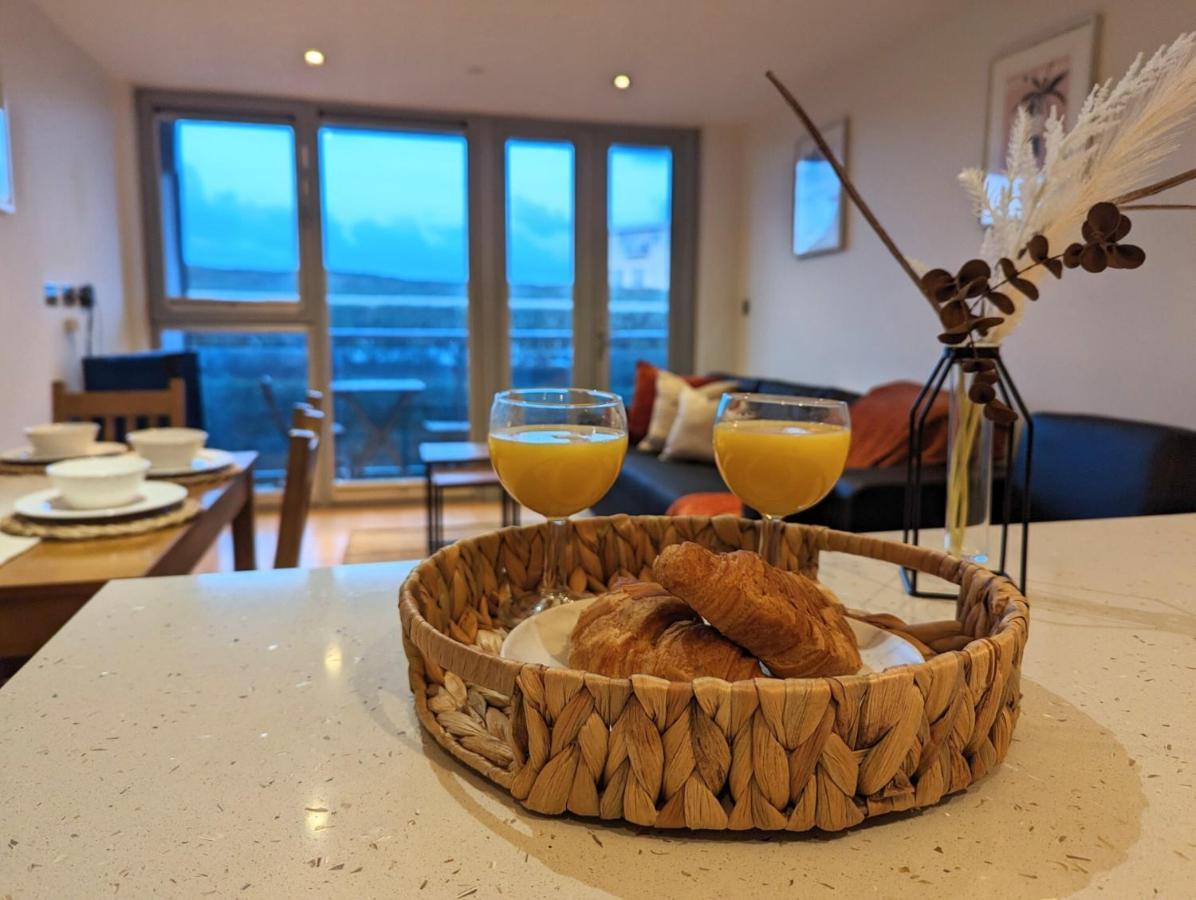 Apartment 100M From Fistral Beach- Underground Parking-Surf Shower & Locker- Sleeps 6 Newquay  Bagian luar foto