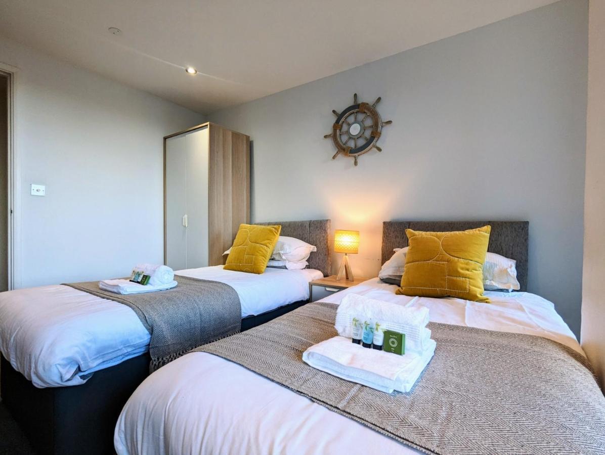 Apartment 100M From Fistral Beach- Underground Parking-Surf Shower & Locker- Sleeps 6 Newquay  Bagian luar foto