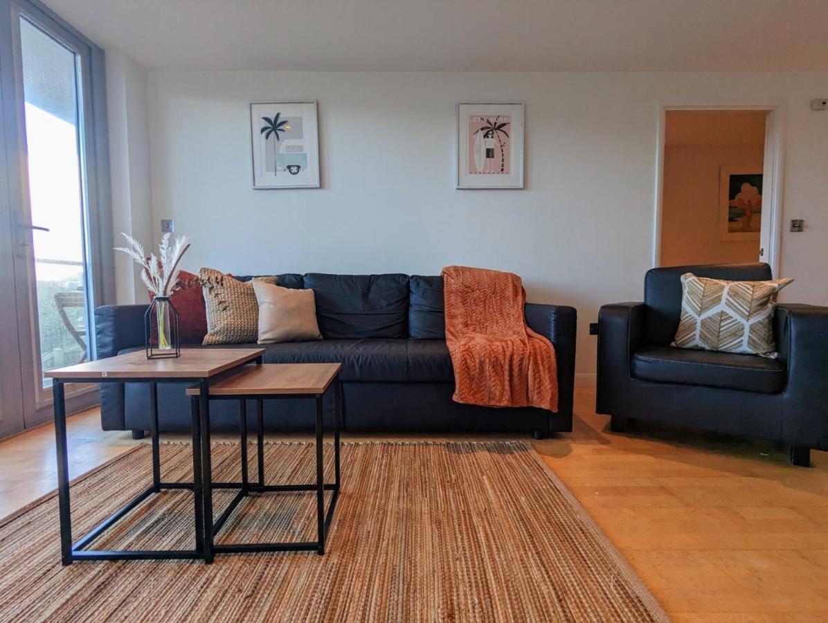 Apartment 100M From Fistral Beach- Underground Parking-Surf Shower & Locker- Sleeps 6 Newquay  Bagian luar foto