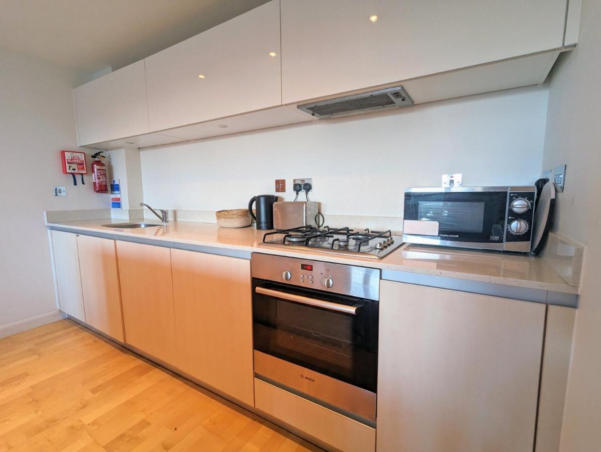 Apartment 100M From Fistral Beach- Underground Parking-Surf Shower & Locker- Sleeps 6 Newquay  Bagian luar foto