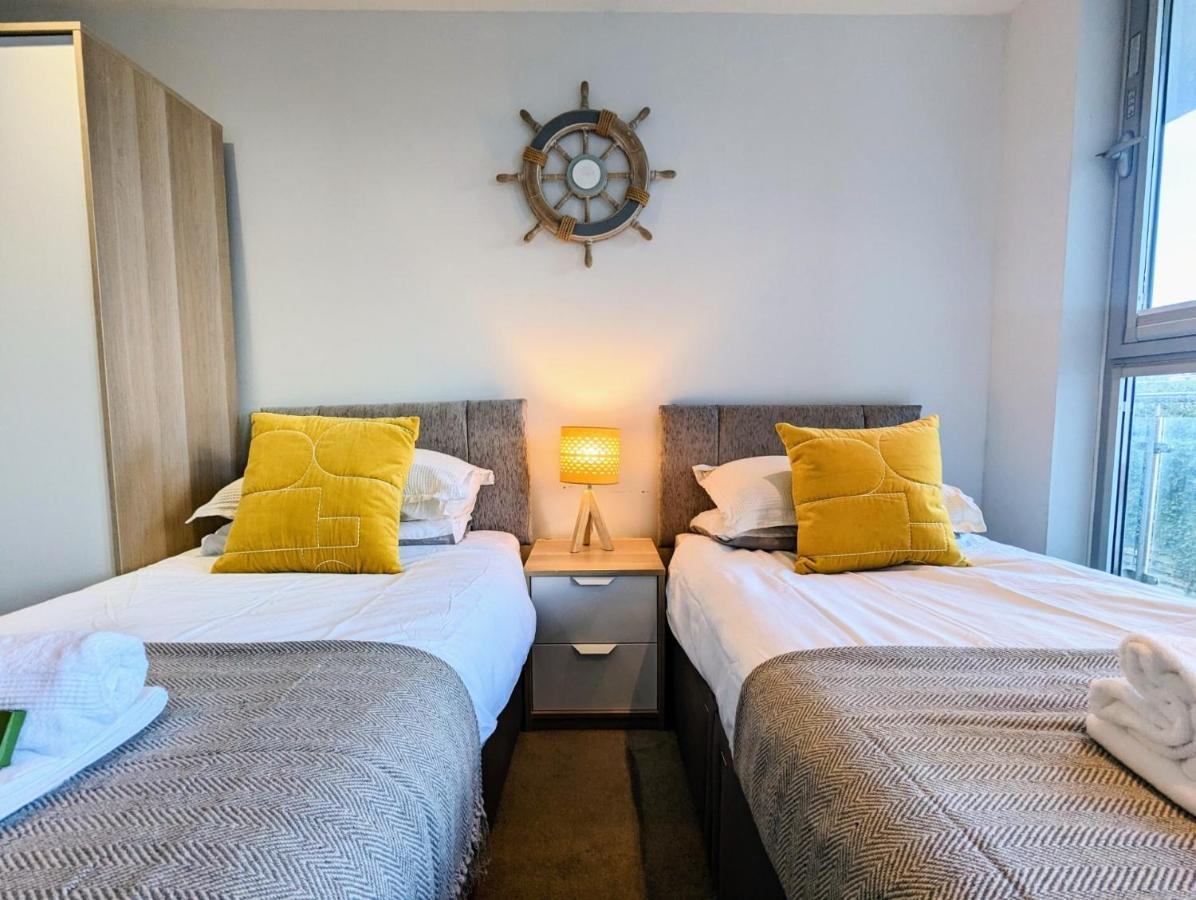 Apartment 100M From Fistral Beach- Underground Parking-Surf Shower & Locker- Sleeps 6 Newquay  Bagian luar foto
