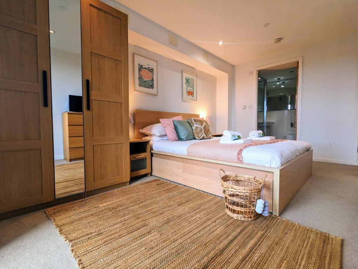 Apartment 100M From Fistral Beach- Underground Parking-Surf Shower & Locker- Sleeps 6 Newquay  Bagian luar foto
