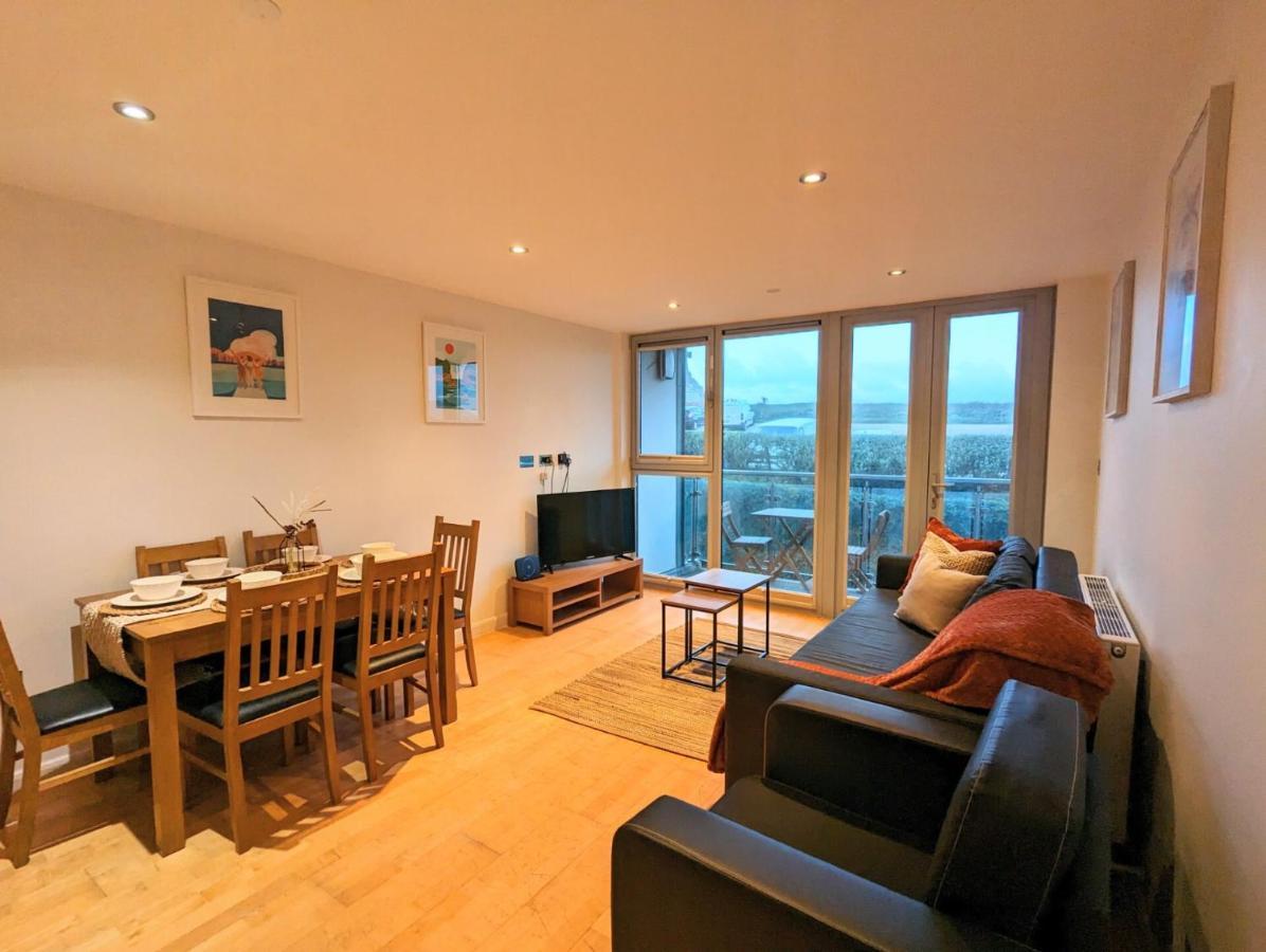 Apartment 100M From Fistral Beach- Underground Parking-Surf Shower & Locker- Sleeps 6 Newquay  Bagian luar foto
