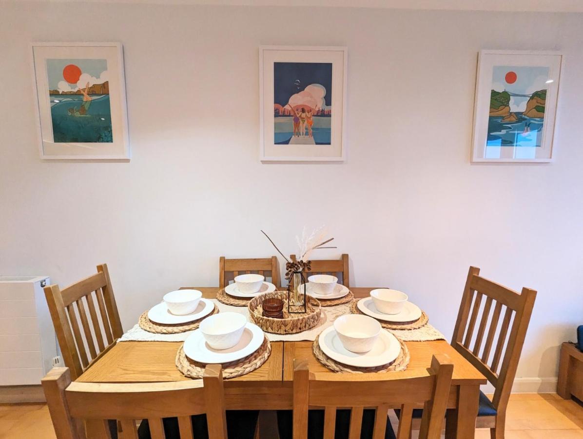 Apartment 100M From Fistral Beach- Underground Parking-Surf Shower & Locker- Sleeps 6 Newquay  Bagian luar foto